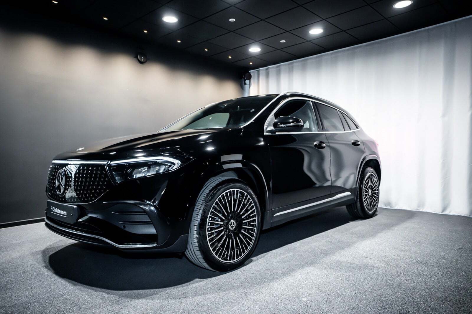 Sort Mercedes EQA250+ fra 2025 set udefra