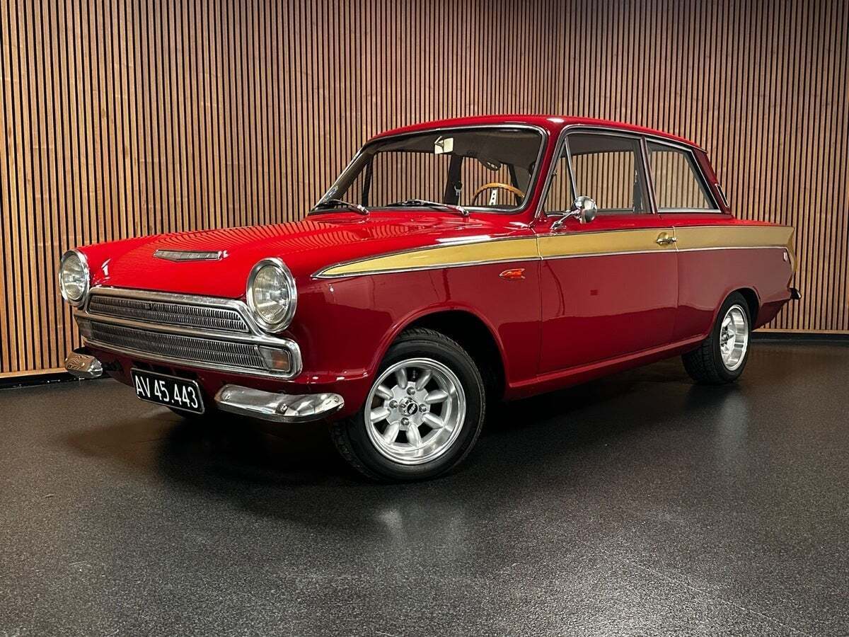 Rød Ford Cortina fra 1966 set udefra