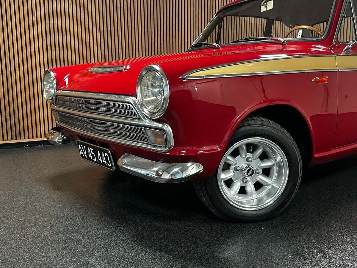 Rød Ford Cortina fra 1966 set udefra