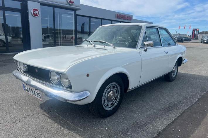 Hvid Fiat 124 fra 1971 set udefra