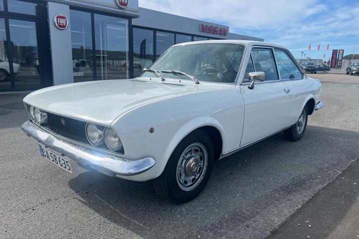 Hvid Fiat 124 fra 1971 set udefra