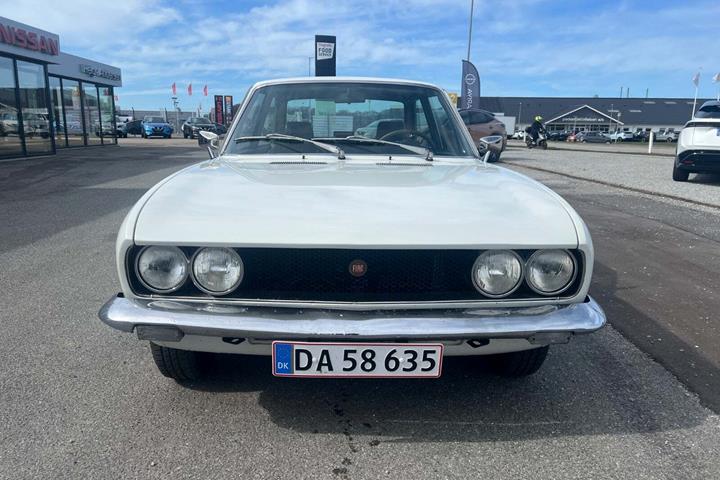 Hvid Fiat 124 fra 1971 set udefra