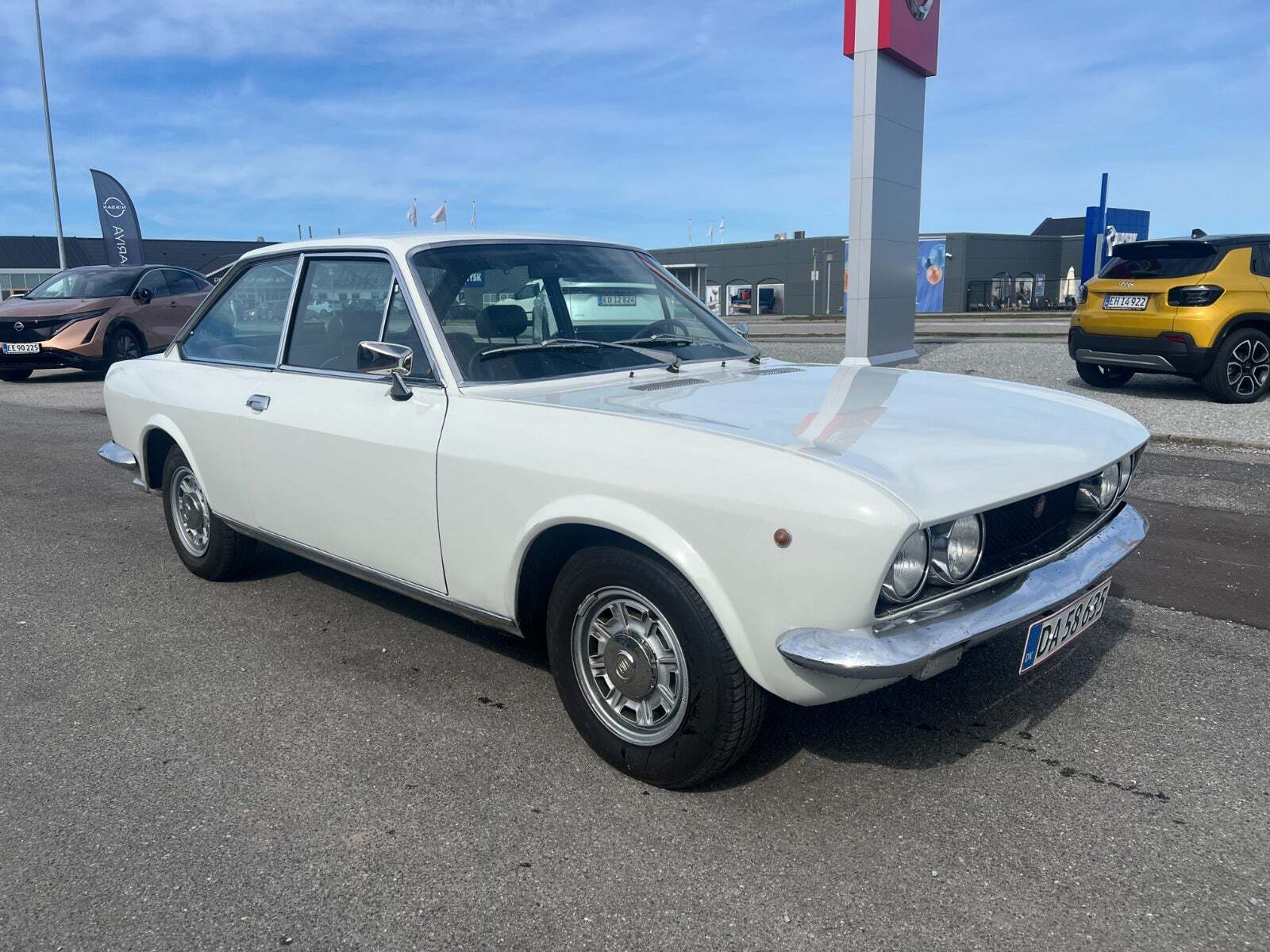 Hvid Fiat 124 fra 1971 set udefra