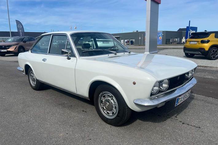Hvid Fiat 124 fra 1971 set udefra