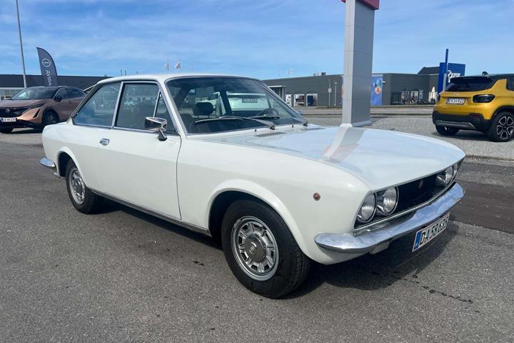 Hvid Fiat 124 fra 1971 set udefra