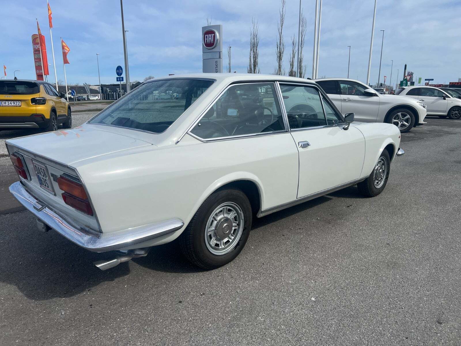 Hvid Fiat 124 fra 1971 set udefra