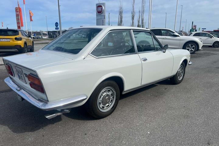 Hvid Fiat 124 fra 1971 set udefra