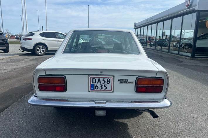 Hvid Fiat 124 fra 1971 set udefra