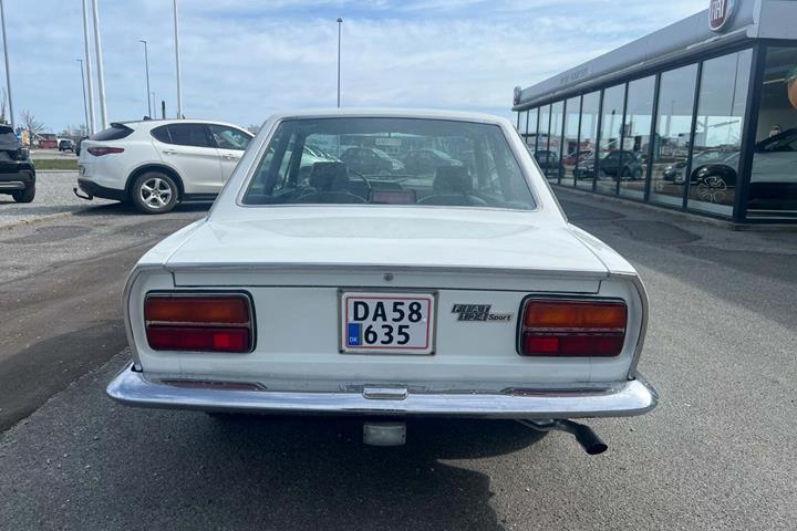 Hvid Fiat 124 fra 1971 set udefra