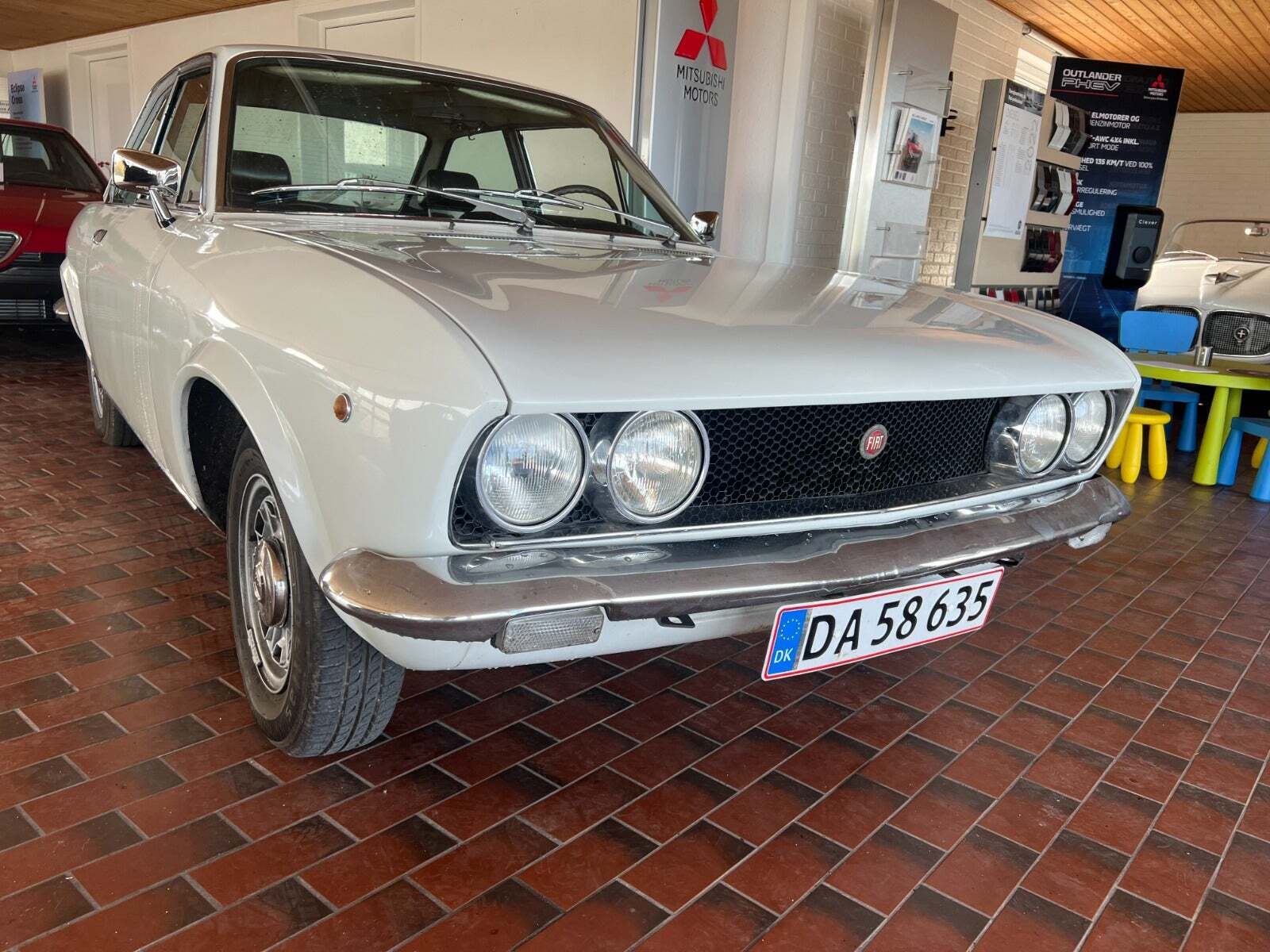 Hvid Fiat 124 fra 1971 set udefra