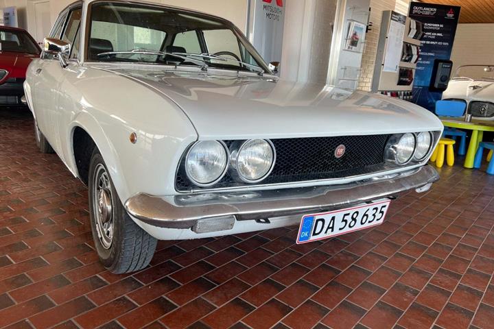 Hvid Fiat 124 fra 1971 set udefra