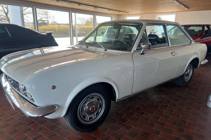 Hvid Fiat 124 fra 1971 set udefra