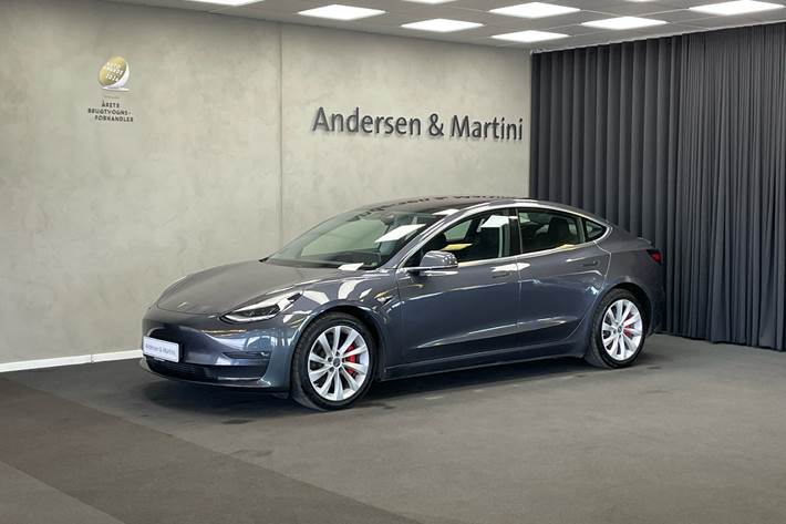 Grå Tesla Model 3 fra 2019