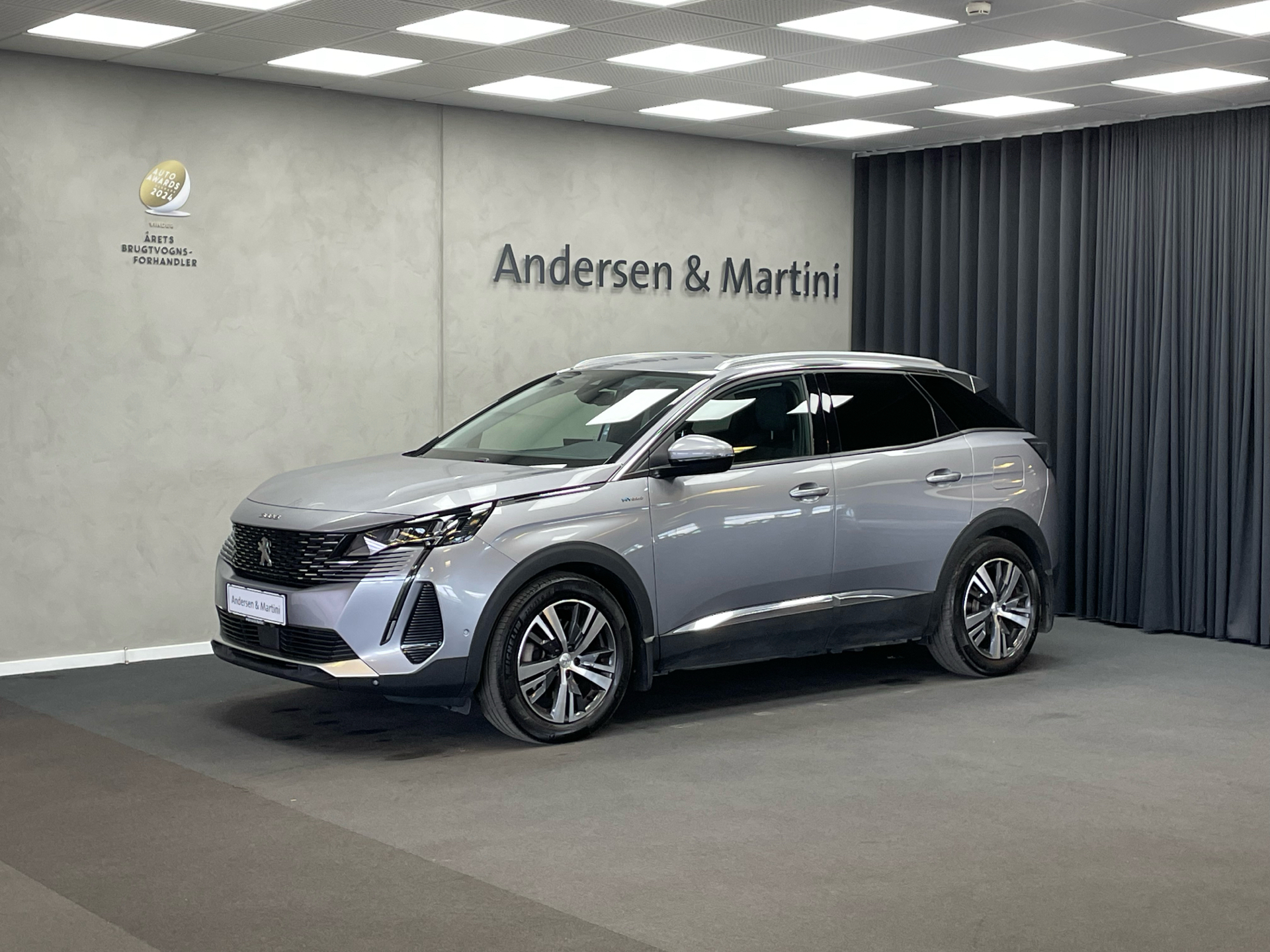 Sølv Peugeot 3008 fra 2021 set udefra