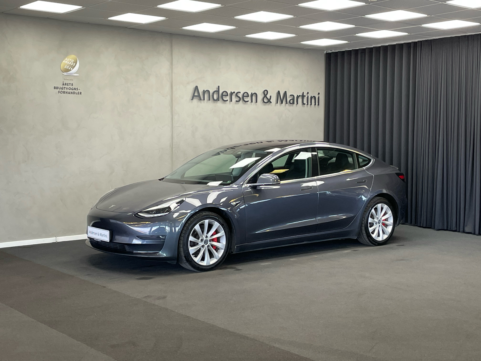 Grå Tesla Model 3 fra 2019