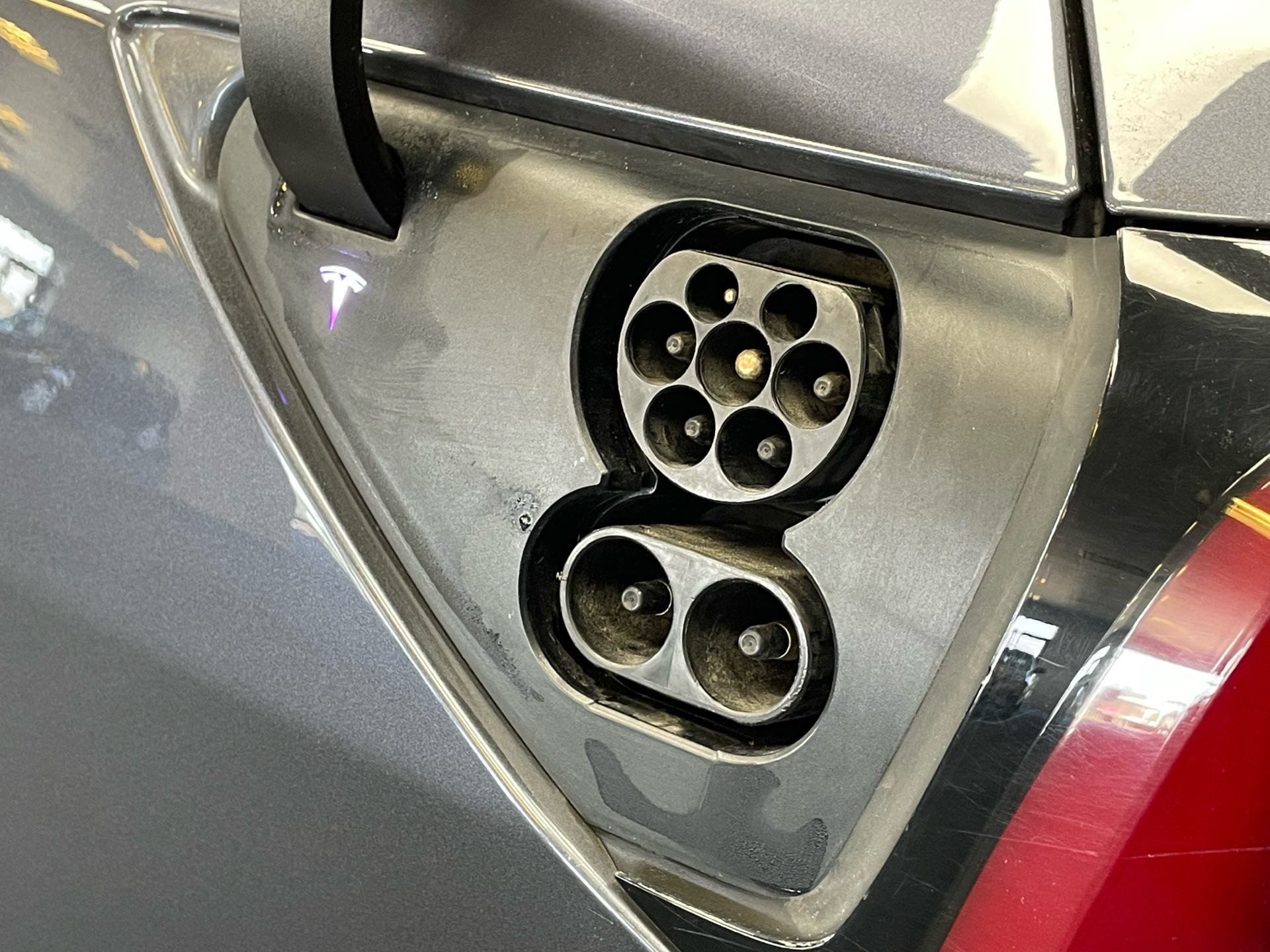 Grå Tesla Model 3 fra 2019