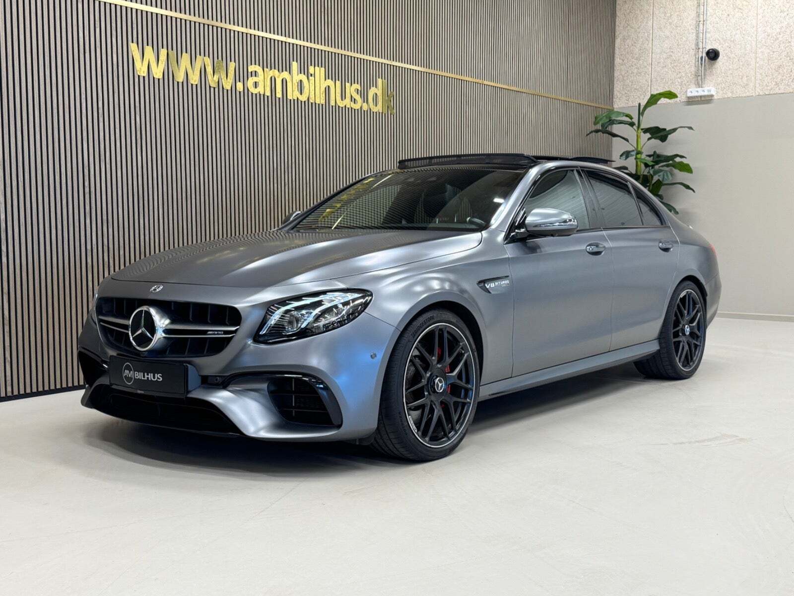Grå Mercedes E63 fra 2018 set udefra