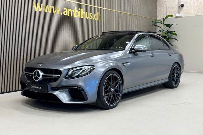 Grå Mercedes E63 fra 2018 set udefra