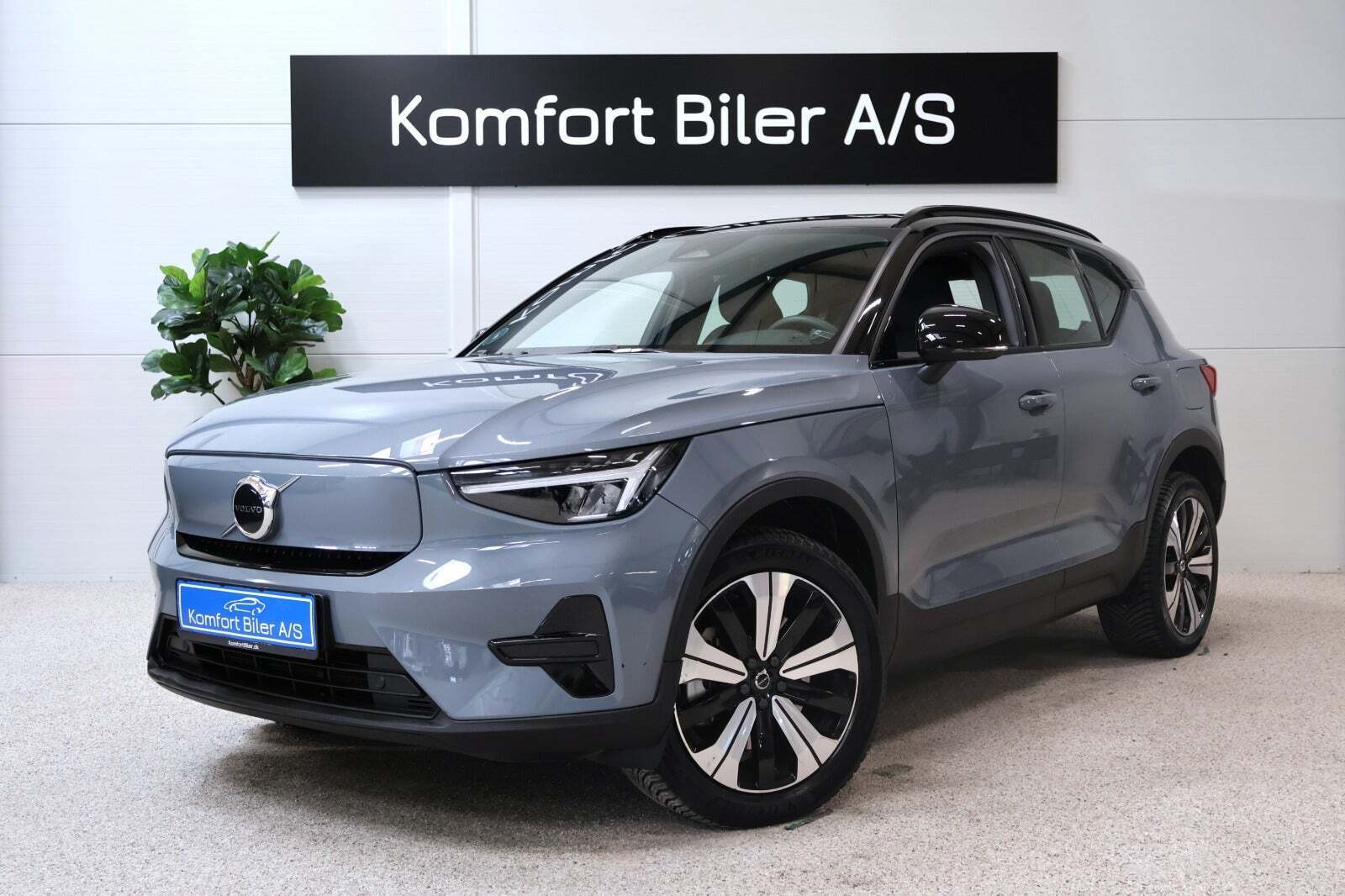 Grå Volvo XC40 fra 2022 set udefra