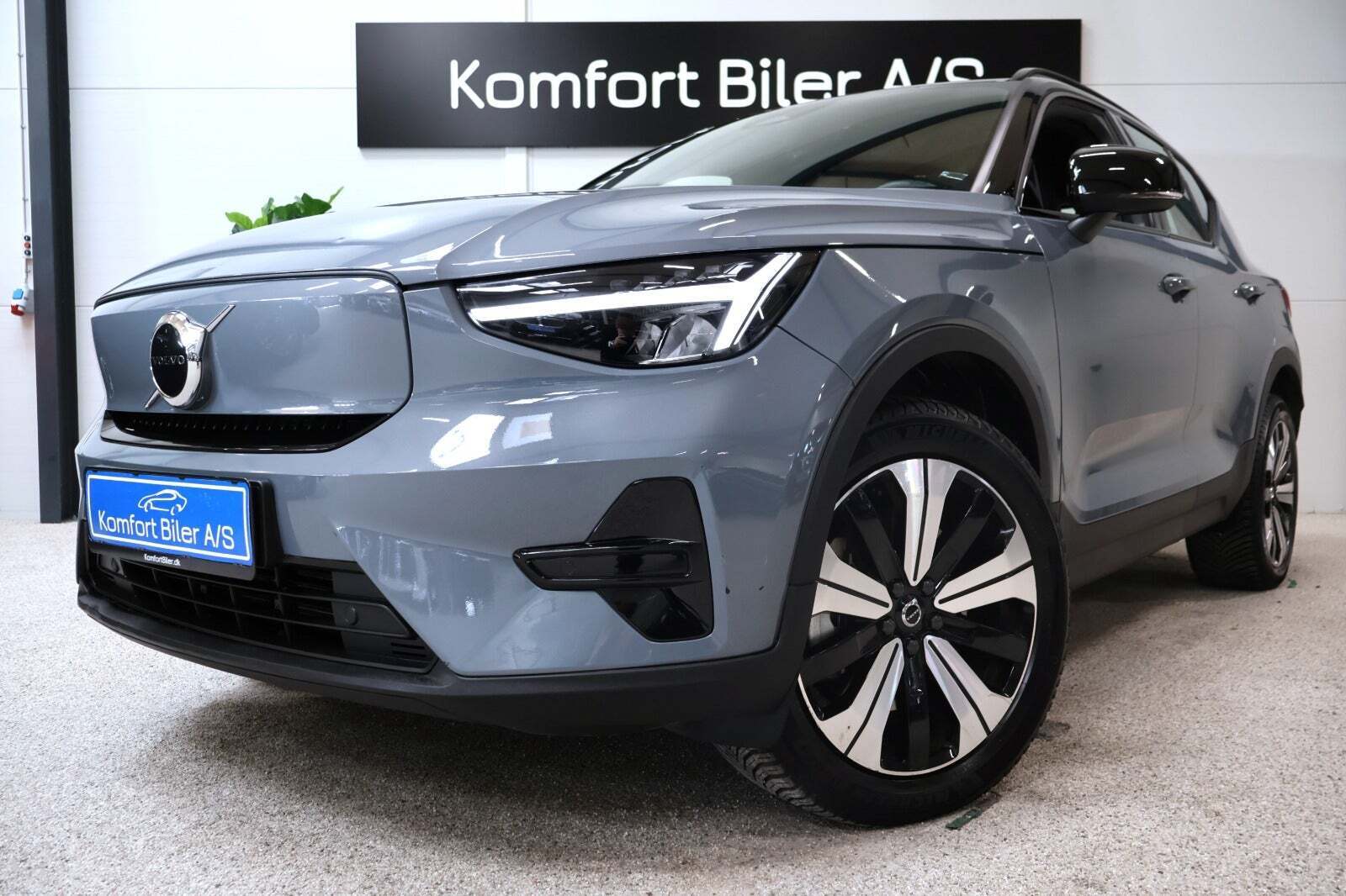 Grå Volvo XC40 fra 2022