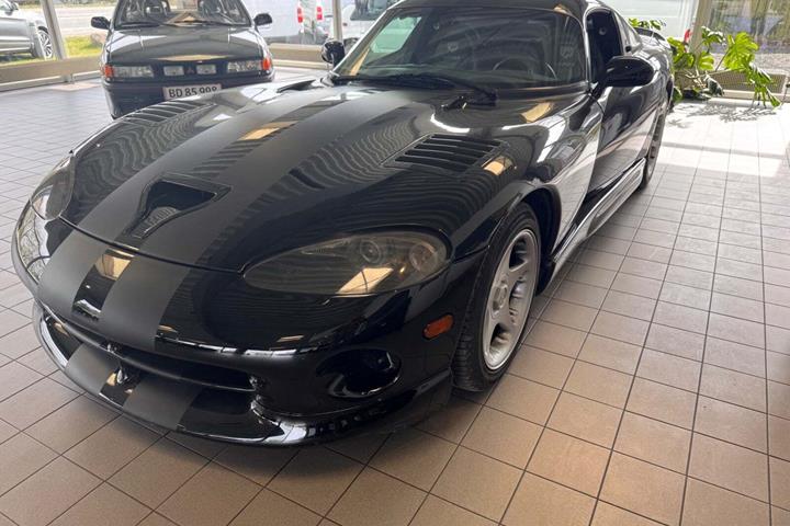 Sort Dodge Viper fra 1997 set udefra