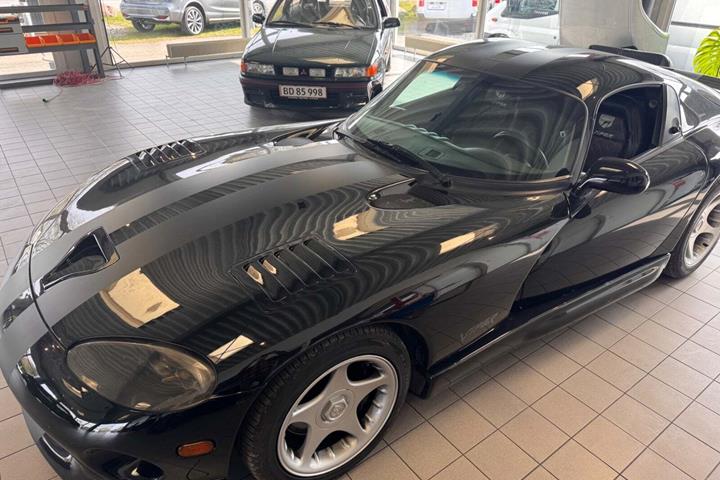 Sort Dodge Viper fra 1997 set udefra