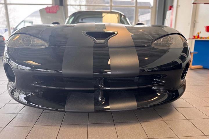 Sort Dodge Viper fra 1997 set udefra