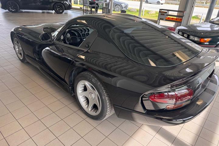Sort Dodge Viper fra 1997 set udefra