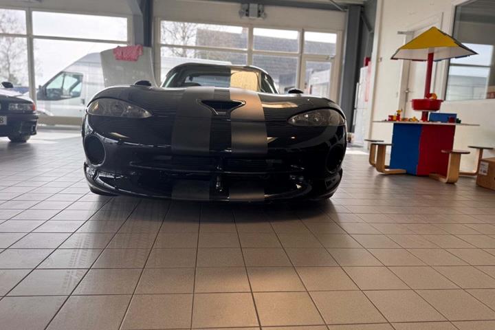 Sort Dodge Viper fra 1997 set udefra