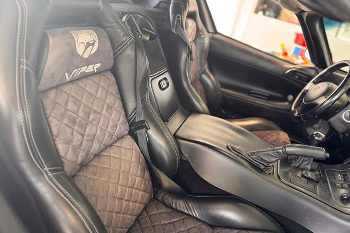 Sort Dodge Viper fra 1997 set indefra