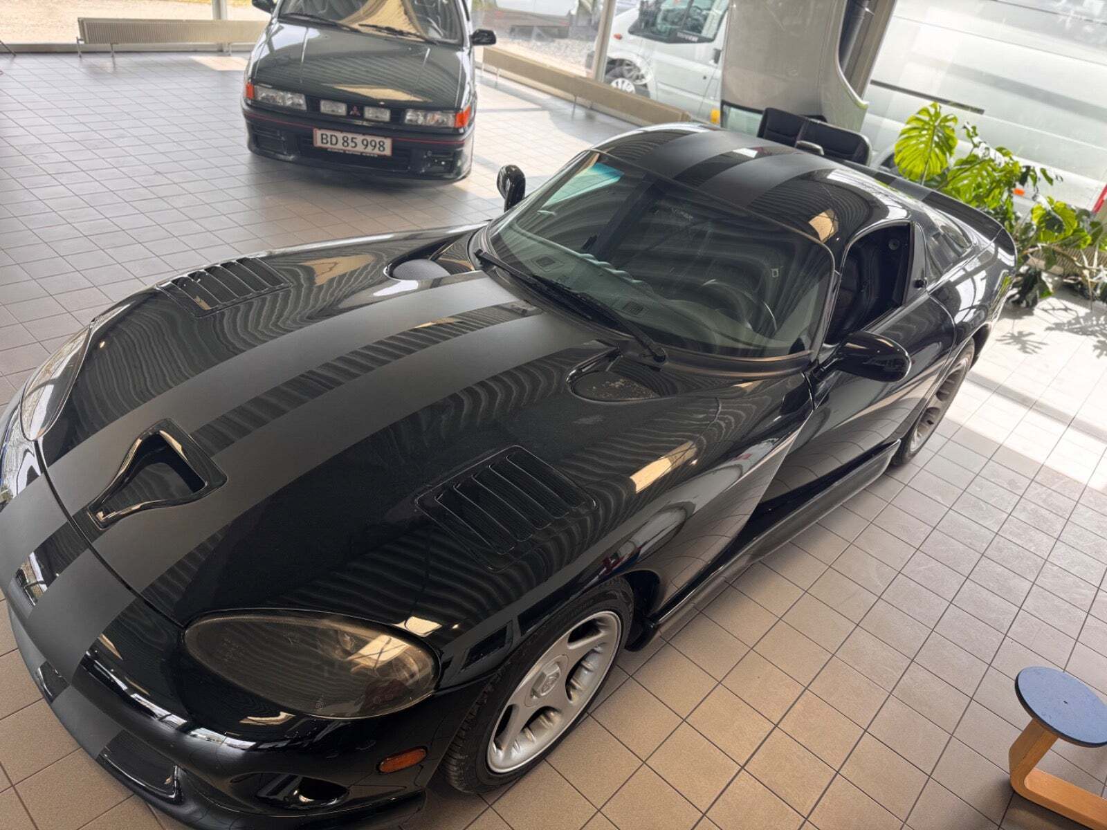 Sort Dodge Viper fra 1997 set udefra