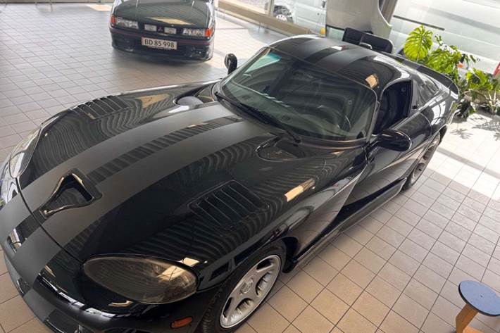 Sort Dodge Viper fra 1997 set udefra