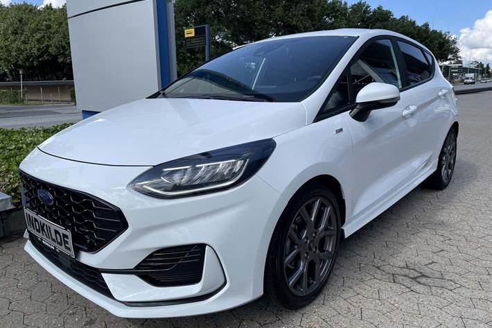 Hvid Ford Fiesta fra 2022 set udefra