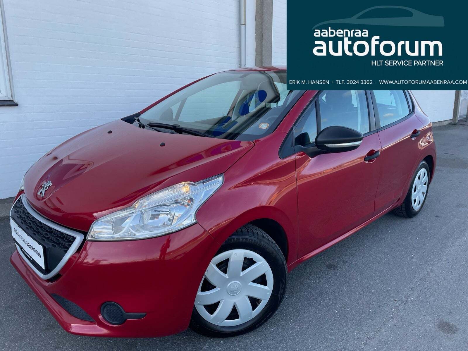 Rød Peugeot 208 fra 2014 set udefra