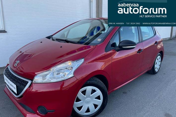 Rød Peugeot 208 fra 2014 set udefra