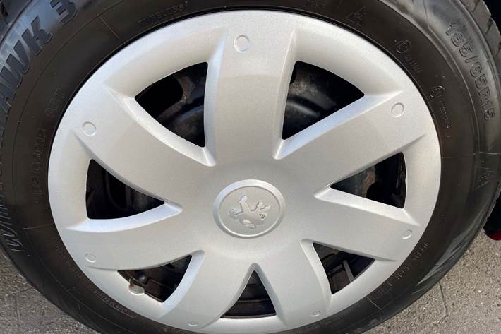 Rød Peugeot 208 fra 2014