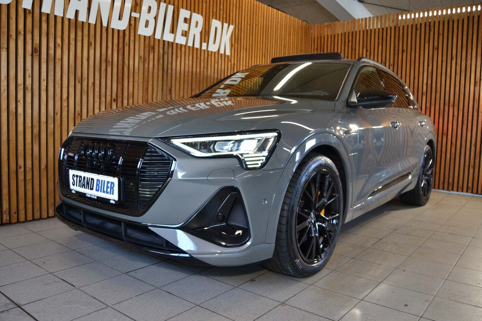 Grå Audi e-tron fra 2023 set udefra