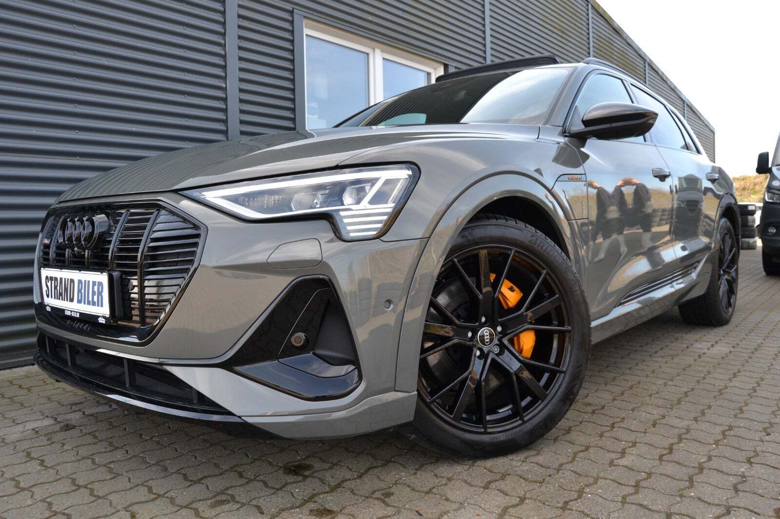 Grå Audi e-tron fra 2023