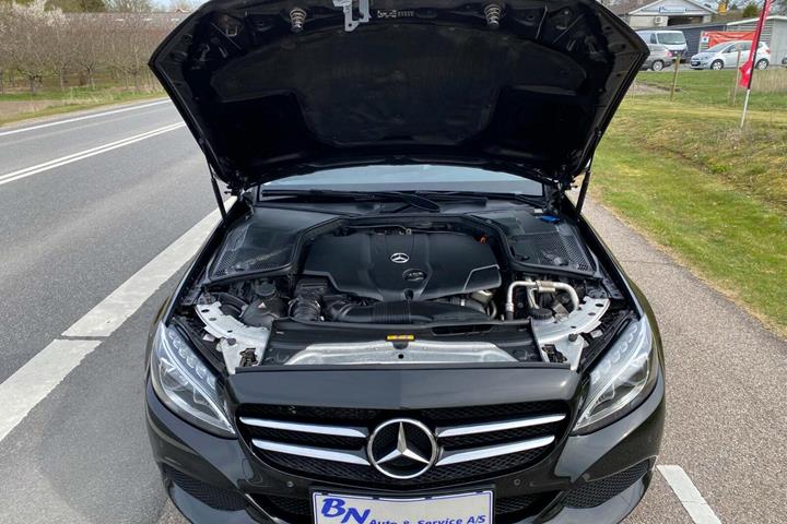Sort Mercedes C220 d fra 2016 set udefra