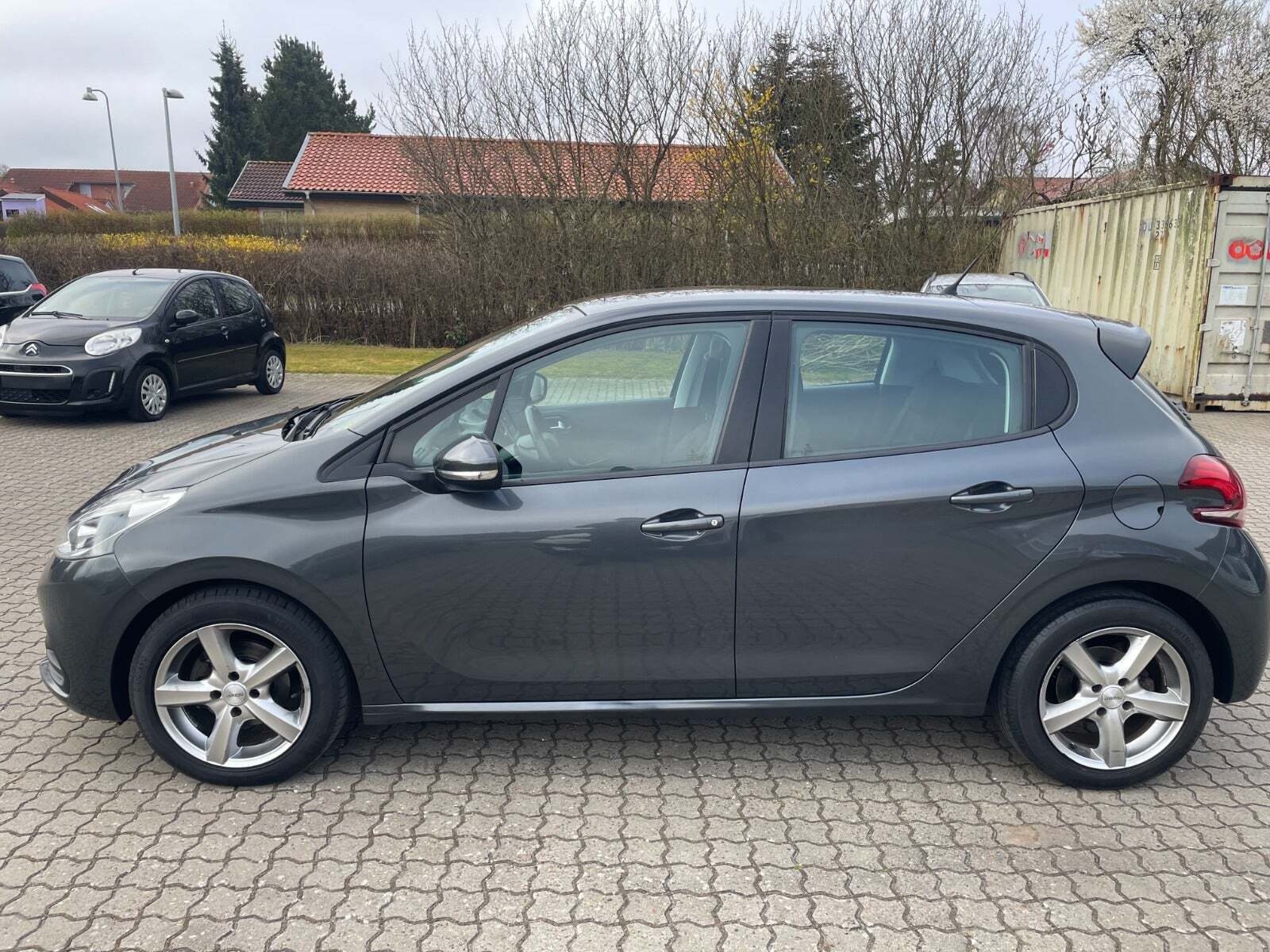 Grå Peugeot 208 fra 2017