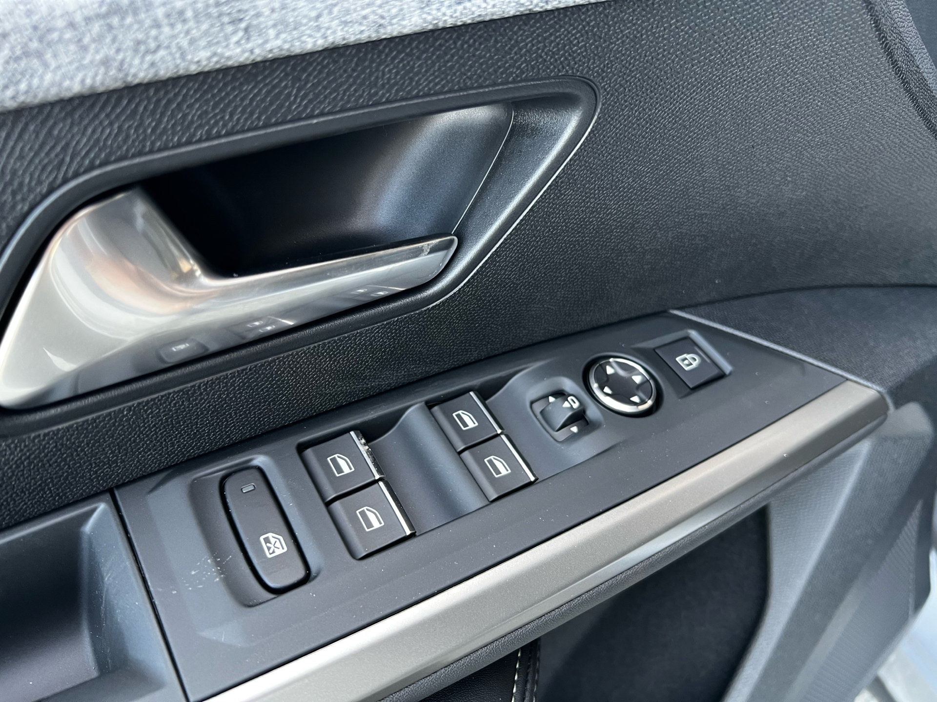 Grå Peugeot e-5008 fra 2025