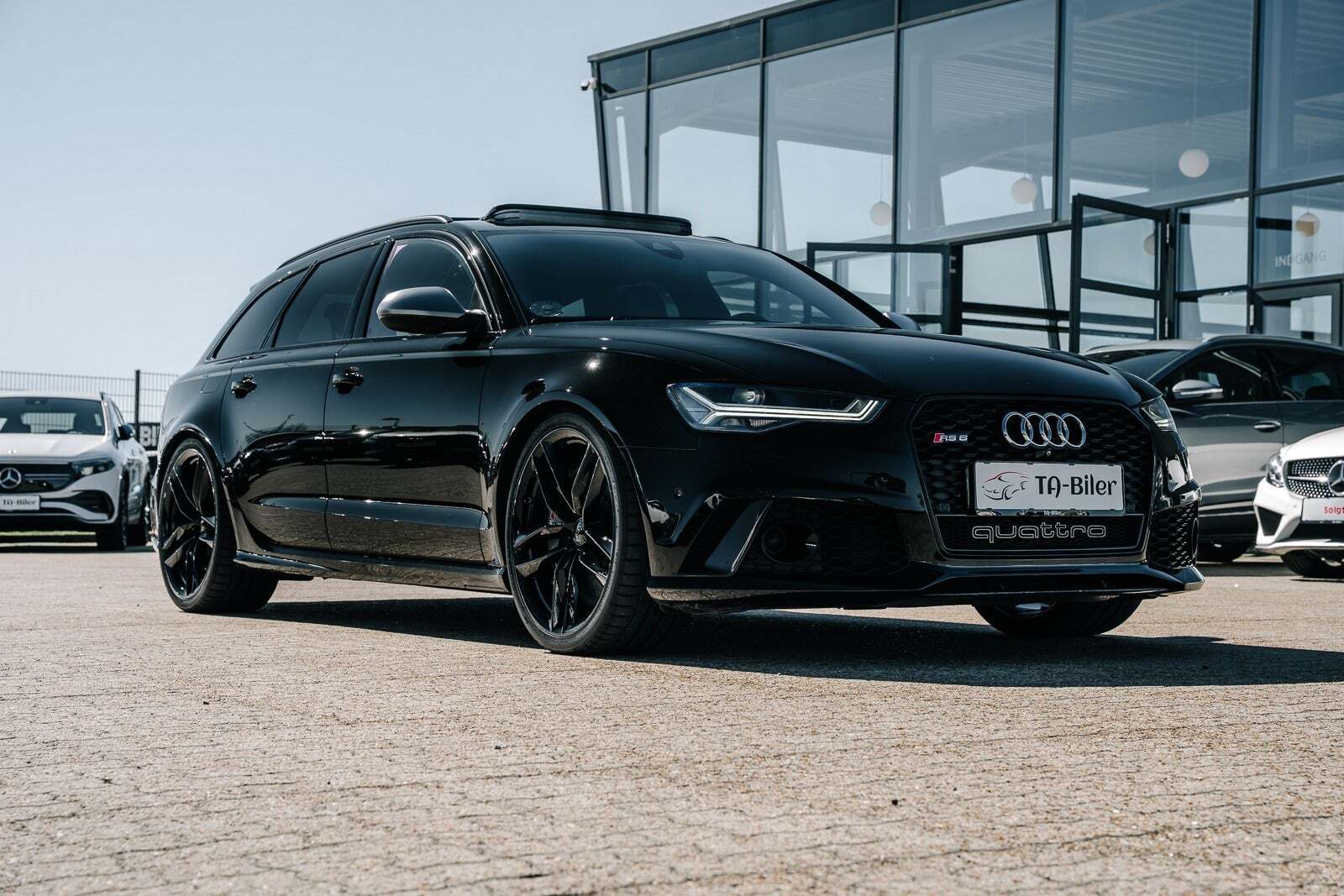 Hvid Audi RS6 fra 2016 set udefra