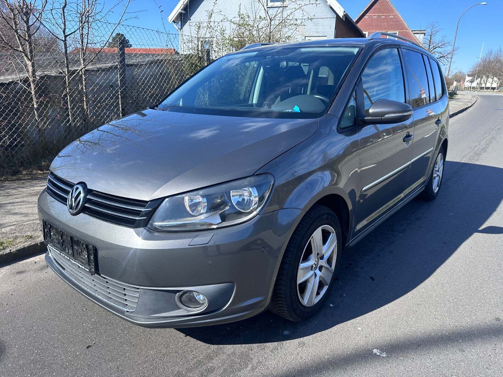 Grøn VW Touran fra 2011 set udefra