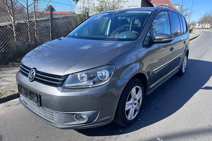 Grøn VW Touran fra 2011 set udefra