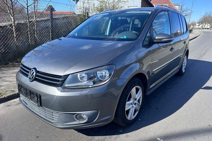 Grøn VW Touran fra 2011 set udefra