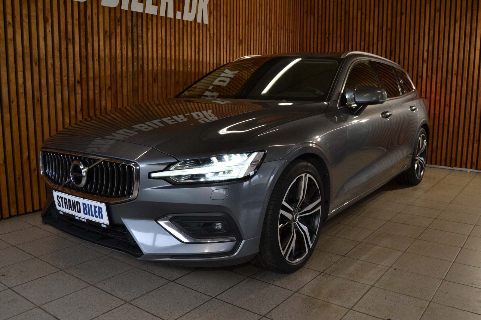 Grå Volvo V60 fra 2020 set udefra