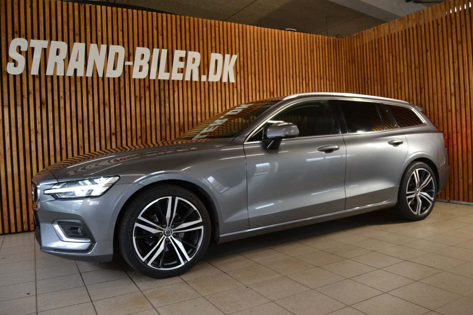 Grå Volvo V60 fra 2020