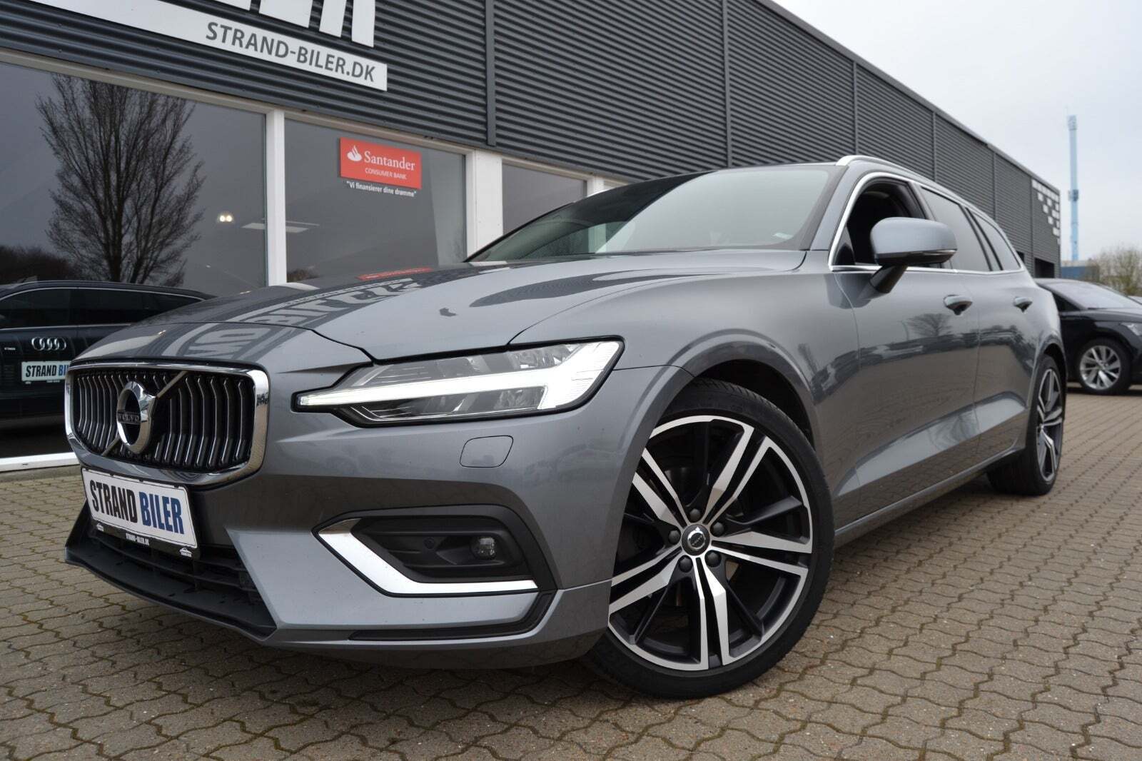 Grå Volvo V60 fra 2020