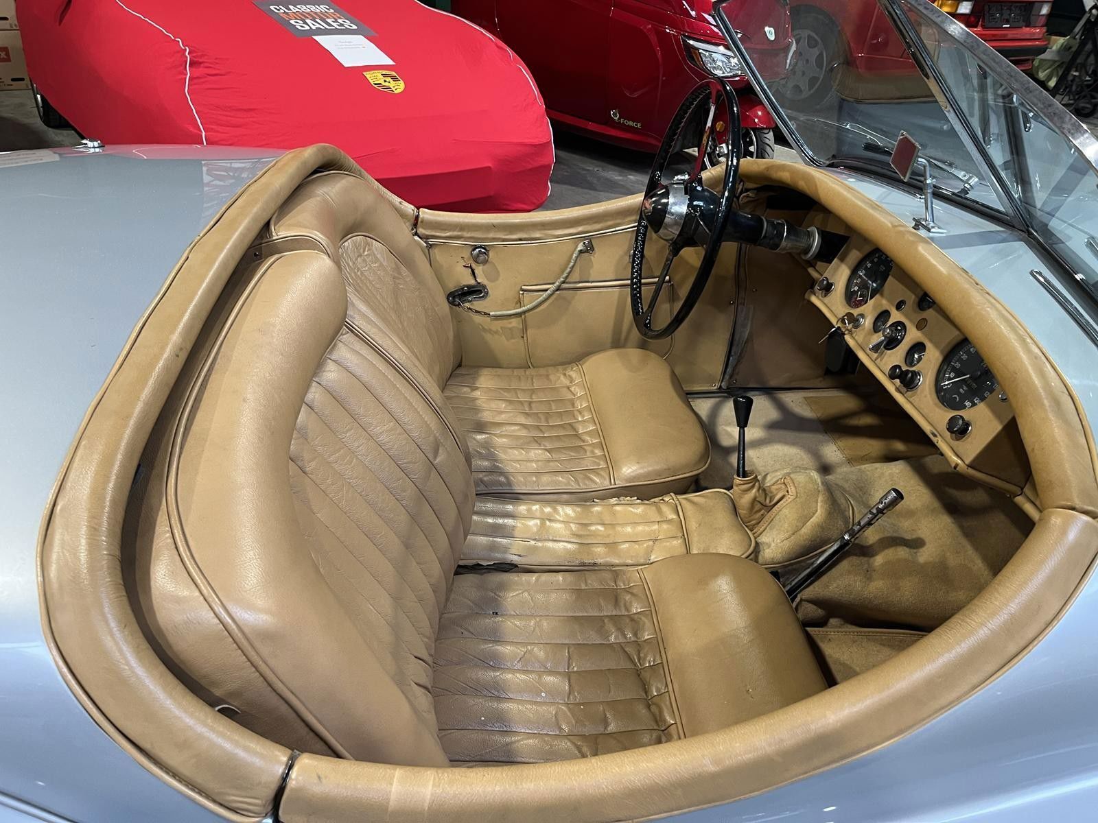 Sølv Jaguar XK fra 1953 set indefra