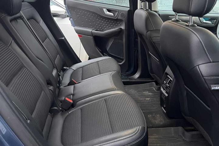Blå Ford Kuga fra 2021